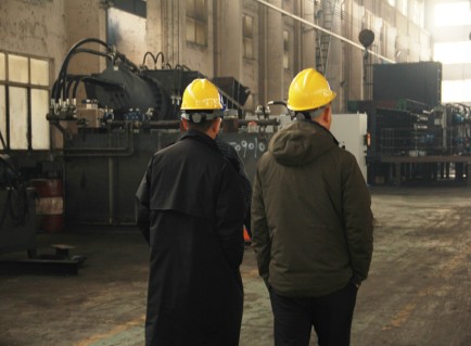 Un representante indio de confianza realiza una auditoría de fábrica para un proyecto de procesamiento de chatarra de aluminio a gran escala.